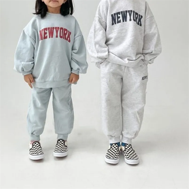 Осенние детские костюмы модные письма печати девушки, установленные корейские топ с длинным рукавом и штаны 2pcs повседневная детская одежда 220809