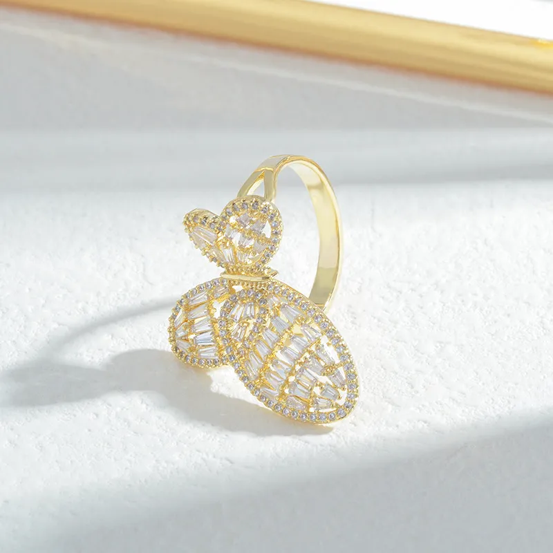 Modepersönlichkeit glänzender Zirkon Schmetterling offener Ringschmuck Luxus 18K Gold plattiert Frauen Ringzubehör