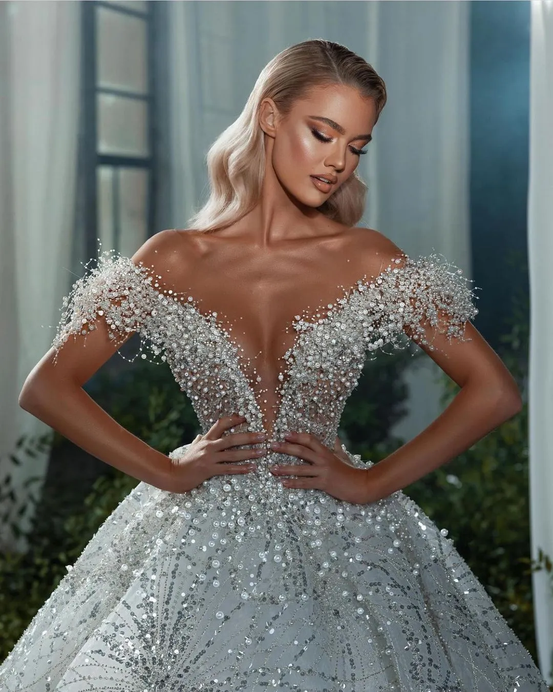 Abito da ballo principessa Abiti da sposa Abiti da sposa Scollo a V Senza spalline Raso Spalle scoperte Applicazioni di diamanti Paillettes Lunghezza del pavimento Strascico Taglie forti Robe De Mariee Custom Made