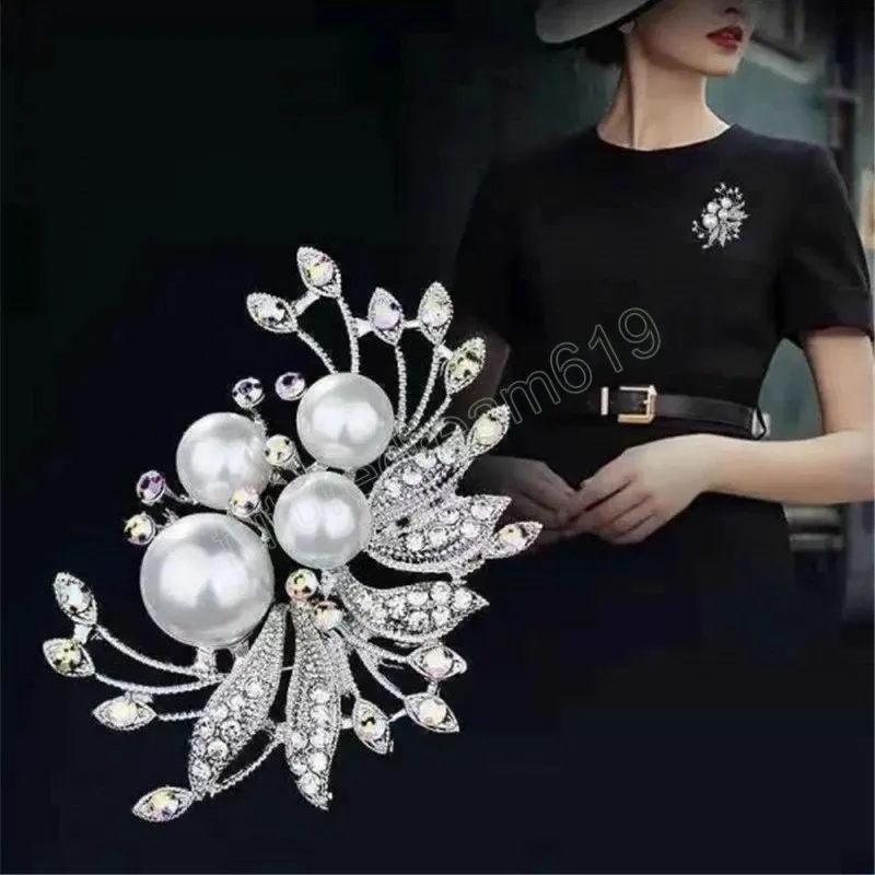 結晶の模造真珠の花ブローチの植物の植物の植物の盛り合わせデザインのデザインの女性のための女性のためのピン