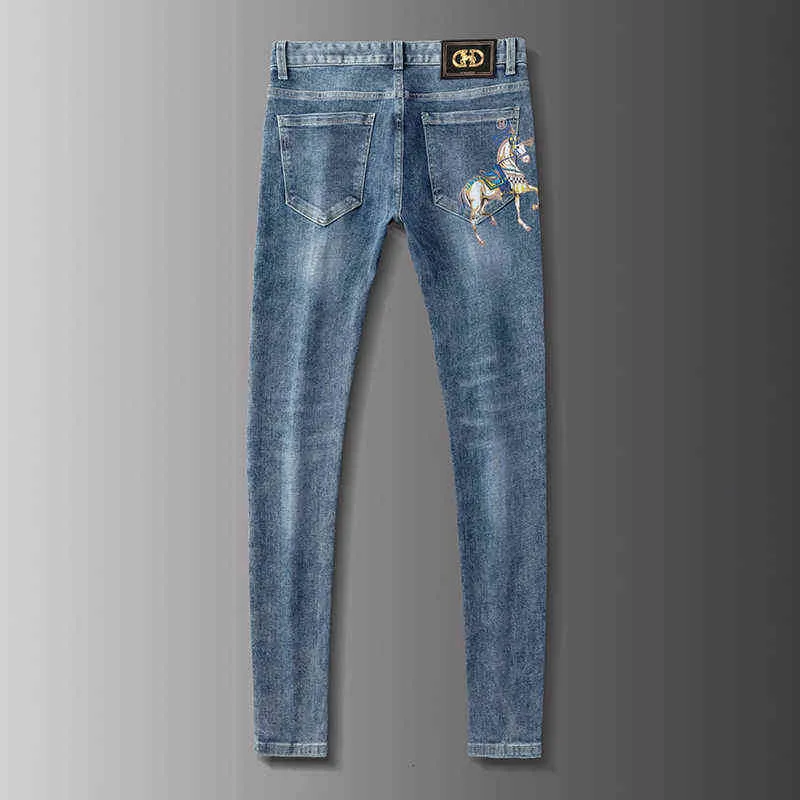 Vårens sommarmärke jeans mäns elastiska koreanska version smala passande fötter gyllene hästtryckt blå byxor217s
