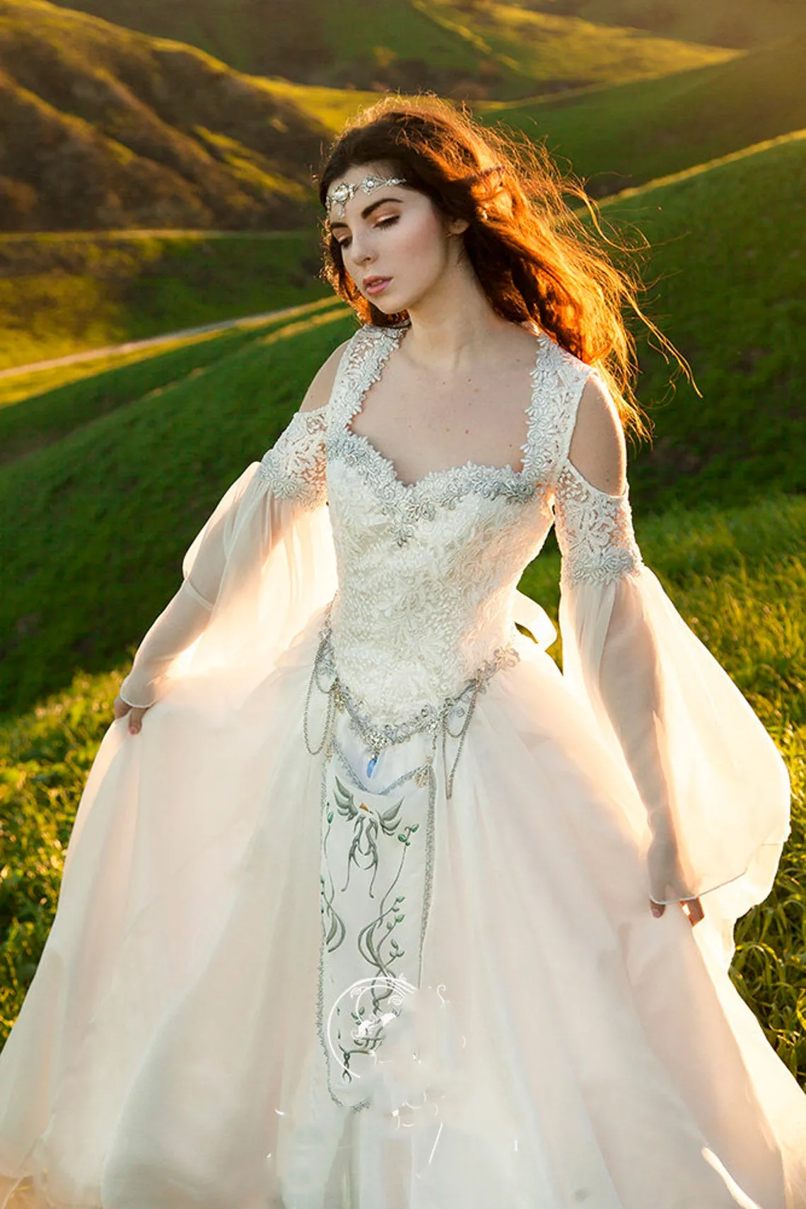 2023 Gothic Style Sleeping Beauty White Wedding Gowns With Wrap Straps Lace Corset Bodice Embroidery Wedding Dresses Custom Plus Size Vintage Bridal