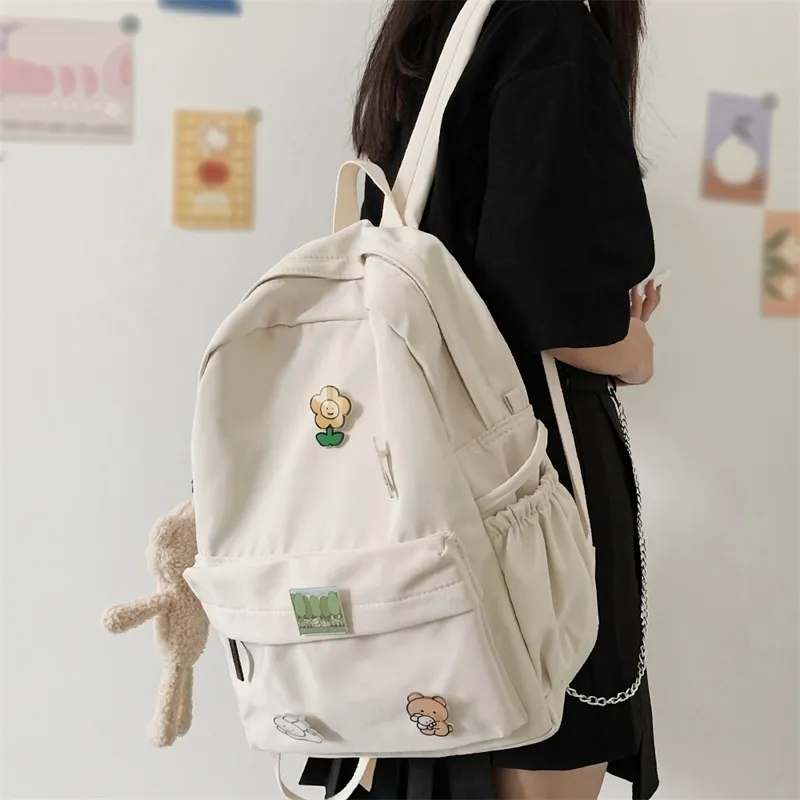 Kvinnor Nylon söt ryggsäck Bear Female Student College School Bag Badge Girl Doll Ryggsäck Kawaii Book Ladies Fashion Bags Trendy 220817