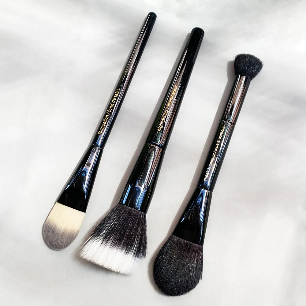 Bruscos de maquiagem LC Destacando / Illuminateur #3 Fundação #2 CheekContour #25 Cosméticos de beleza de alta qualidade 3pc Kit de conjunto de pincéis