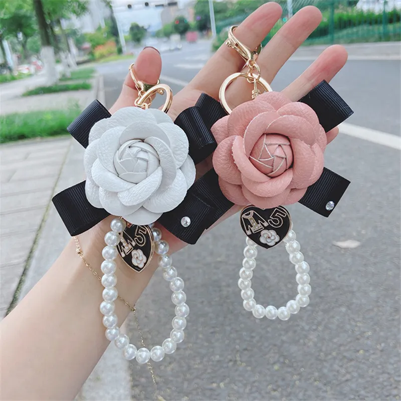 Leder Blume Designer Schlüsselanhänger Schlüsselanhänger Frauen PU Schleife Kamelie Imitation Perle Nummer 5 Taschenanhänger Mode Herzanhänger Schlüsselanhänger Halter Schmuck Zubehör