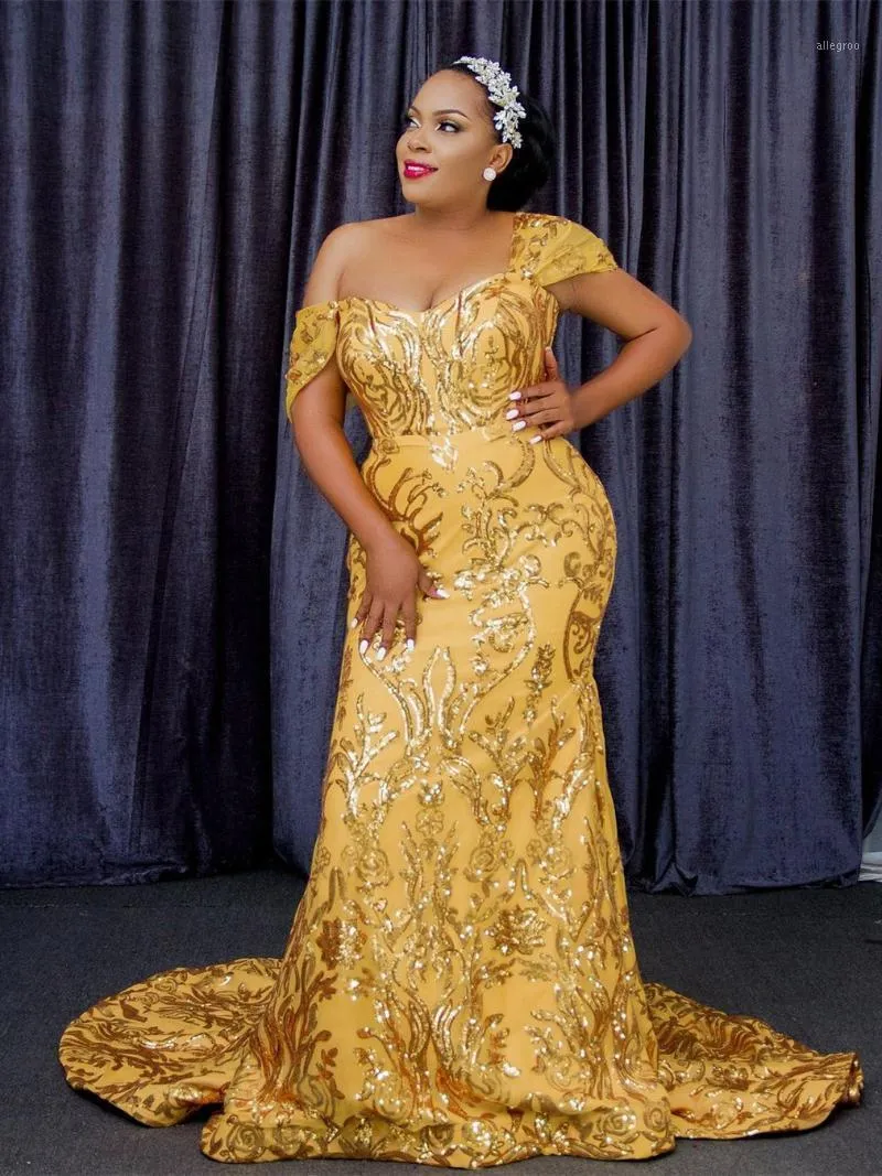 Partykleider Gold Aso Ebi Meerjungfrau Abendkleider Plus Size Kurze Flügelärmel mit Schleppe Reißverschluss hinten Maßgeschneiderter Abschlussball