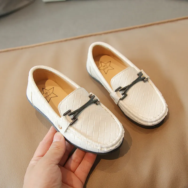 Buty dla dzieci skórzane Anglia swobodne style dla dziewcząt buty dla chłopców miękkie wygodne mokasyny poślizg na dzieciach buty maluch 26-35 słodkie