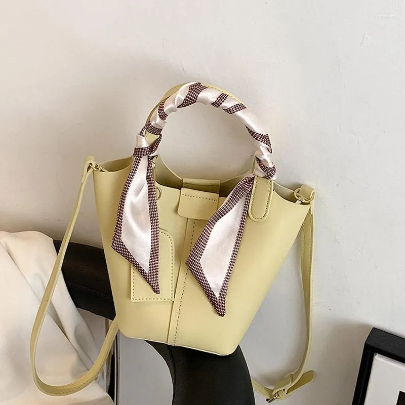 Bolsos de noche Bolsos de cinta de color sólido Pequeño cubo de cuero Bolso bandolera para mujer Bolso de hombro y monederos de moda