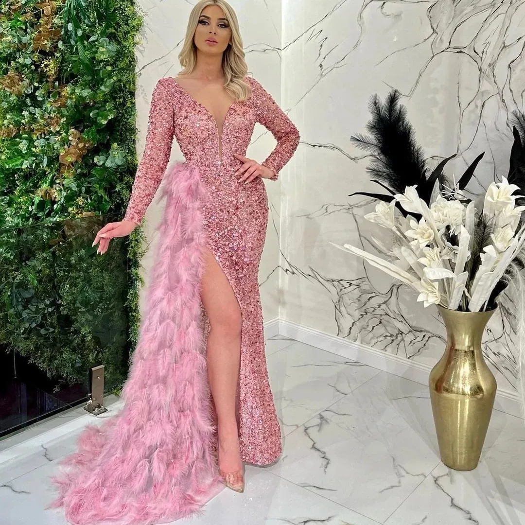 Federn Elegante rosa Ballkleider mit Pailletten und langen Ärmeln Abendkleid Nach Maß High Split Sexy Glitzer Roter Teppich Promi-Partykleid