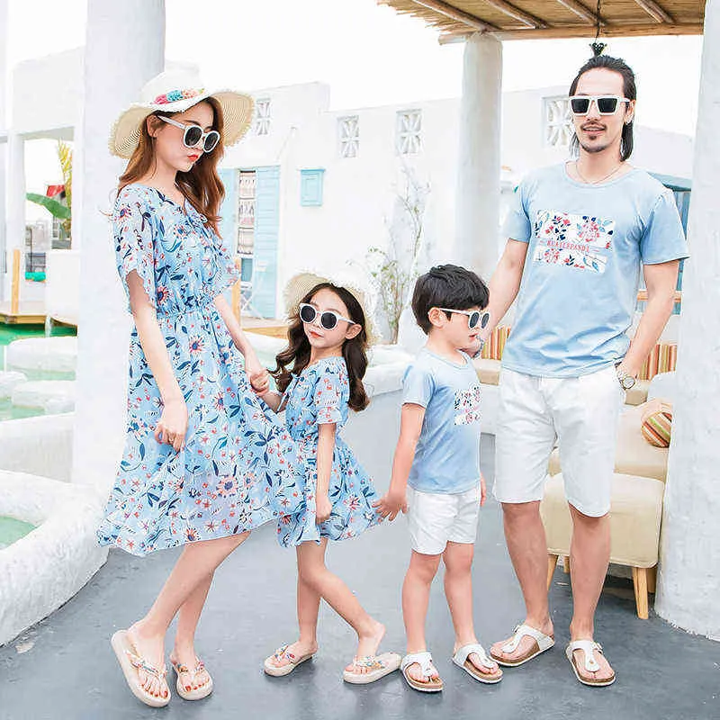 Sommarfamiljsmatchande kläder Mother Daughter Dresses Family Look Dad och Son T-shirt Shorts Holiday Matching Parkläder