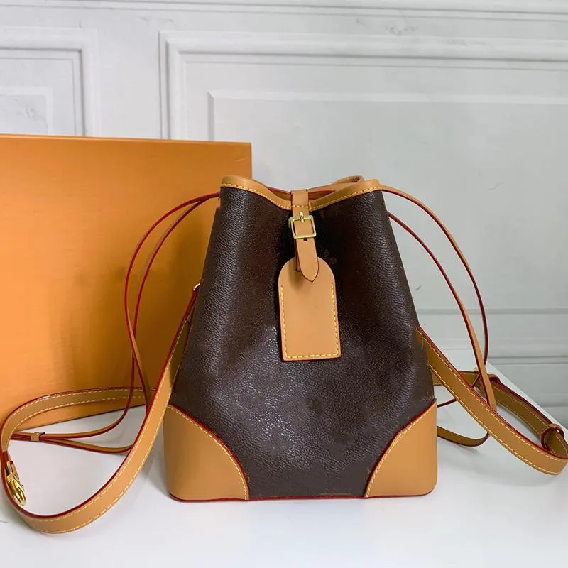 Women's Designer Fashion Cosmetic Bag Luxury New Classic Retro Bag Texture Elegant Small Tag Design Everyday Wear Essential B290c