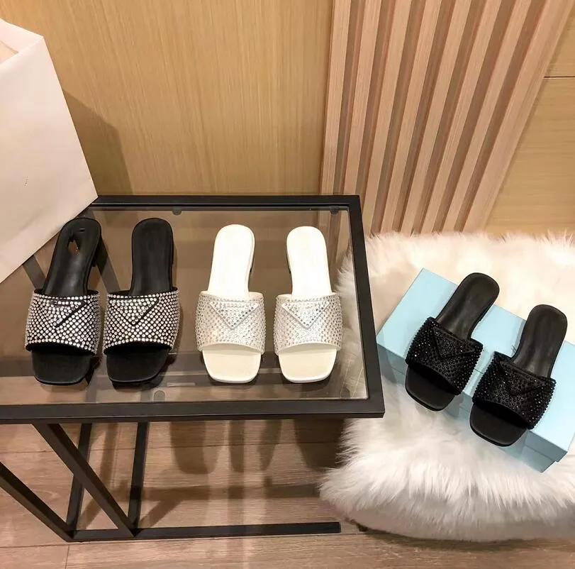 Stil terlik yeni tasarımcı rhinestone düz terlik sandalet moda açık eğlence terlik deri astar akşam yemeği düğün sandbeach sandal parmak arası terlik