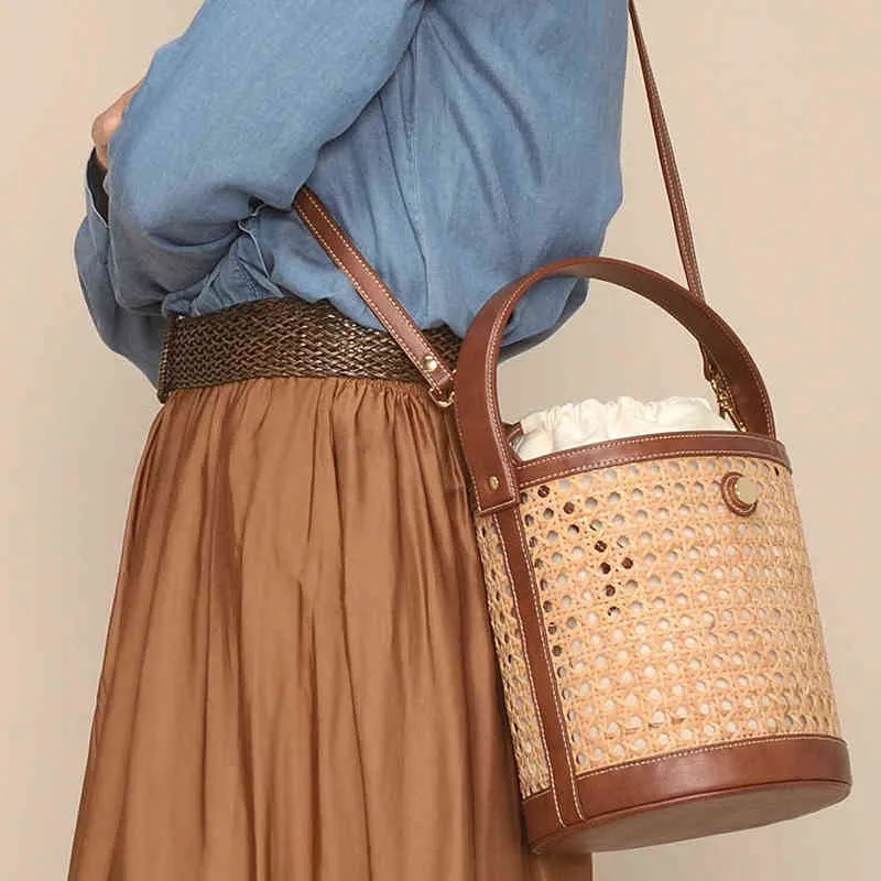 Shoppingkassar Designer Rattan Round Basket Väska för kvinnor Stora axelväskor Märke Beach Hollow Bucket Väskor Kvinnliga Shopper Handväskor 220412