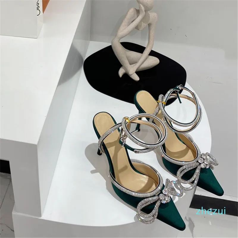 Designer Kvinnor Trendiga högklackade sandaler av silke med kristallbåge spetsade tunna hälsandaler med storlek 34-40