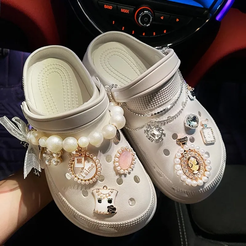 سلاسل المجوهرات العلامة التجارية سحر مصمم DIY Rhinestone Shoe Decoration Charm for Croc Jibs Clogs Kids Women Girls Gifts241C