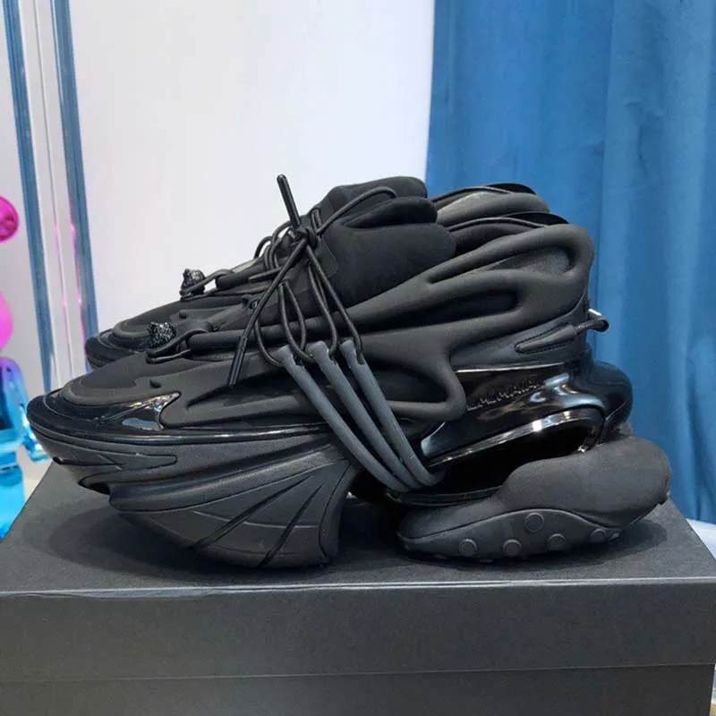 2022 nya vår- och sommarskor för herr eller dam framstående modetrend ultratjock sula UFO-form helt svart topdesignersneakers