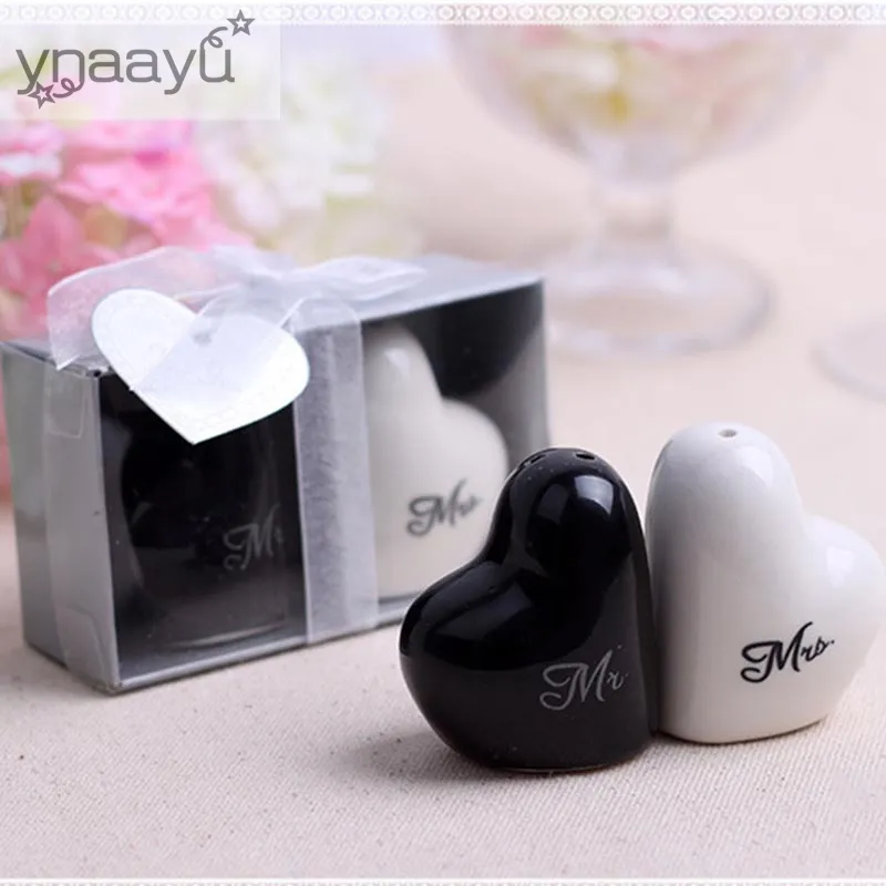 파티 호의 2pcs/set love heart pepper salt shaker 1 흰색과 1 개의 검은 결혼식 호의 장식 선물 선물 조미료 용기