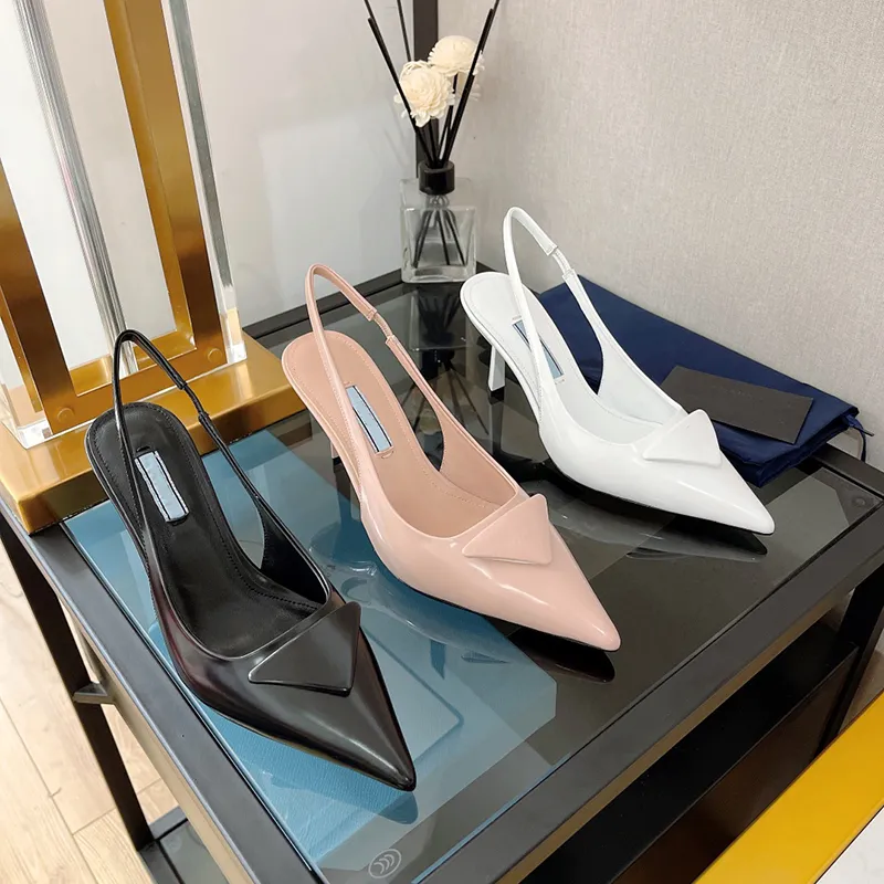 Sandales de luxe d'été Designer Tongs pour femmes Pantoufles à la mode en cuir véritable Triangle Chaussures décontractées pour femmes Hauteur du talon 7,5 cm