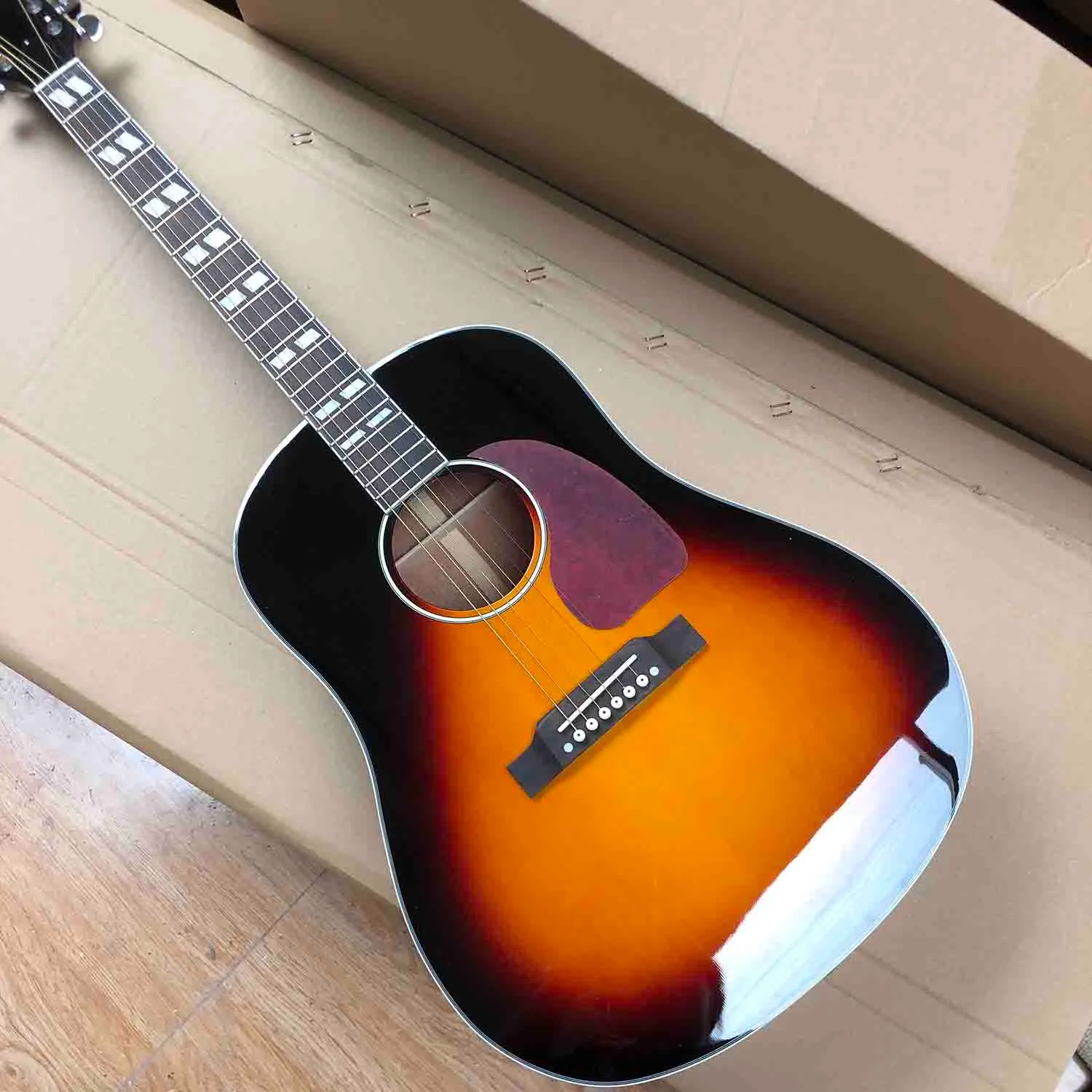 Cuerpo de caoba de guitarra acústica con dos incrustaciones de diamantes personalizados en estilo vintage sunburst J45S