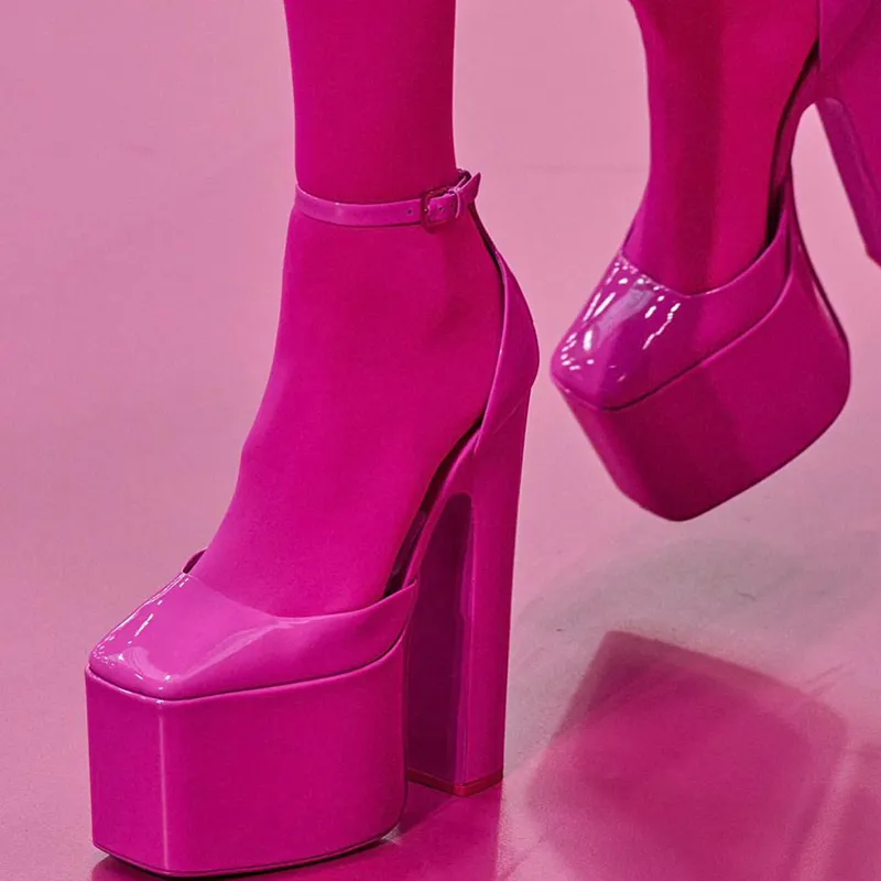 Mode superhögklackade sandaler av högsta kvalitet Lackläderklack damklänning Skor Lyx Designer Fyrkantigt huvud plattform 15,5 cm klackar Ankel Wrap damsandaler