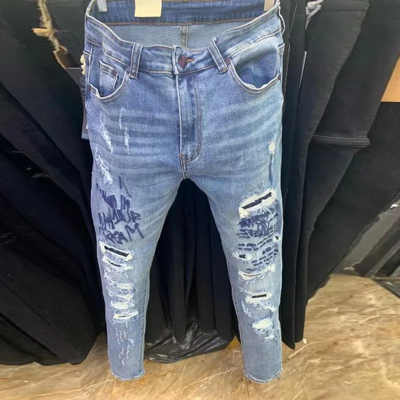 Hommes Jeans Hommes Marque De Mode Slim Trou Ruffian Denim Pantalon Automne Ins Version Coréenne Lettre Broderie Jambe Droite Pantalon Déchiré Serré JeanM