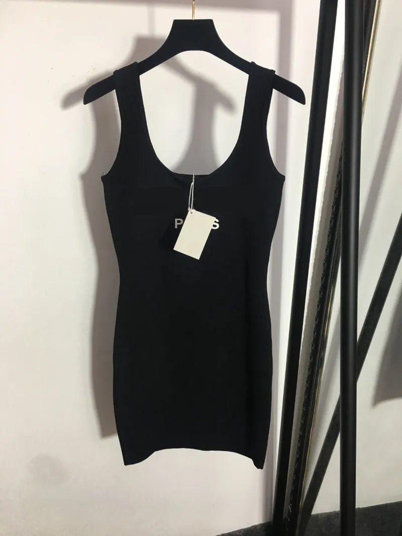 Elegant slip stickad klänning avslappnad kvinnor väst för sommaren tredimensionella klistermärke bokstäver stickade bantning av bodycon klänningar midi för lady svart vit