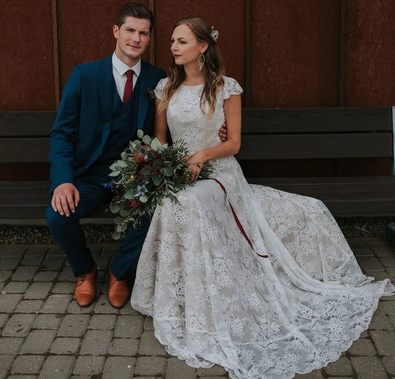 Abito da sposa con maniche ad aletta bohémien Abito da sposa con strascico da spiaggia Pieghe con pieghe aperte sul retro Boho Abiti da sposa in pizzo con applicazioni su misura