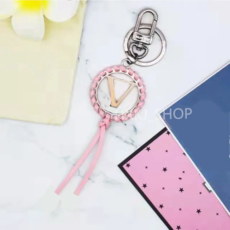 2022 Luxury designer keychain key chain Handmade Leather car keyring Pendant Accessories letter 2 color with box and dust bag Carabiner lover Keychains good nice