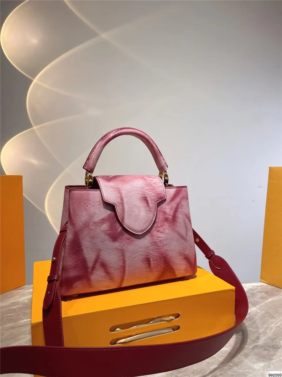 Render Rosa väska för kvinnor mjukt läder Invändiga distansfickor axelväskor Klassisk design stil damväska utomhus vacker handväska