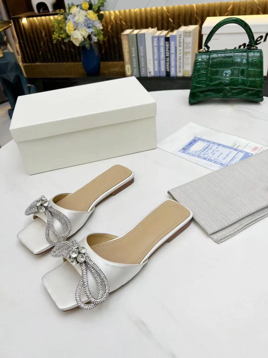 Designer-2022 мода женская обувь алмазные лук мультфильм тапочки сатинские слайды женщины обуви пляж ленивые сандалии сексуальный дизайнер тапочки большой