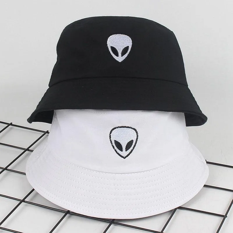 Bérets noir blanc solide Alien seau chapeau unisexe Bob casquettes Hip Hop Gorros hommes femmes été Panama casquette plage soleil pêche HatBérets