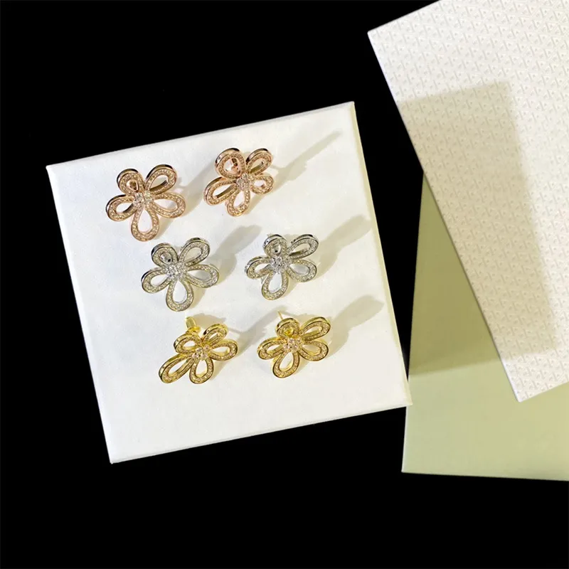 Fabrikspris grossistprydnader stud nagel fyra bladblomma utsökt mångsidig solrosblomma fem kronblad full diamantörhängen koreansk version