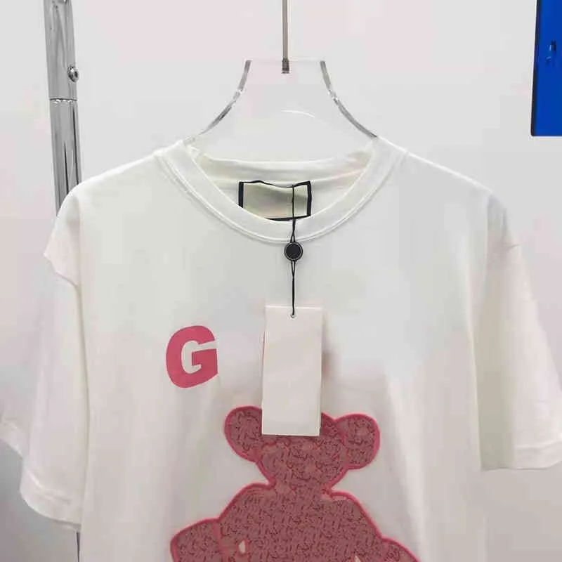 2022 Primavera e verão G Looks Pink pano gravado Urso bordado Manga curta de manga curta Camiseta casual do pescoço redondo feminino