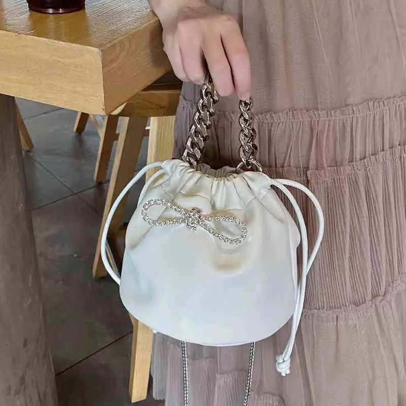 Kvällspåsar kvinnor handväskor kedja mode ruched damer axel dragsko bucket vintage kvinnlig crossbody väska chic bow tjejer handväska ny 220407