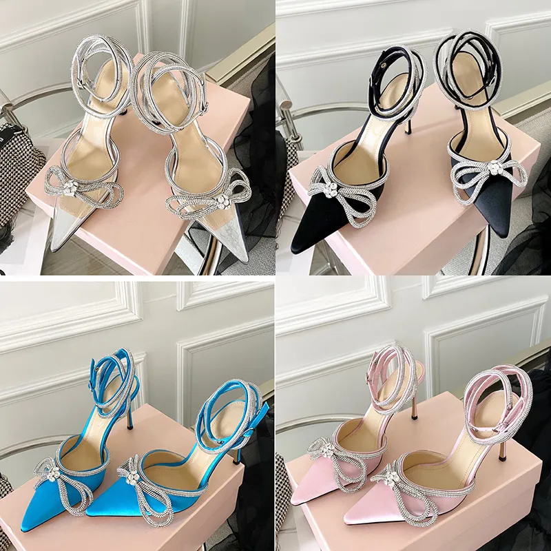 Mach Sandals 디자이너 드레스 신발 새틴 패션 활 크리스탈 선장 장식 라인 스톤 이브닝 여성 신발 발목 발목 끈 하이힐 디자이너 샌들