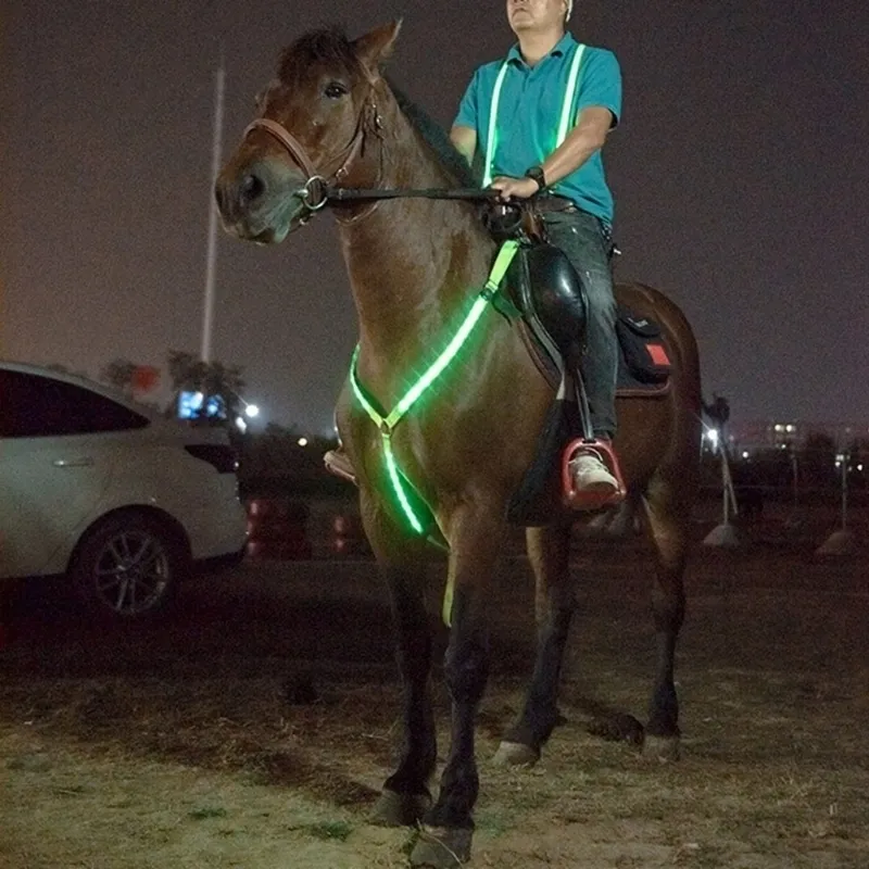 Collier de cuirasse de cheval à LED Sangle de poitrine réglable Meilleure haute visibilité Tack pour l'équipement de sécurité équestre à cheval pour la nuit Hor 201101