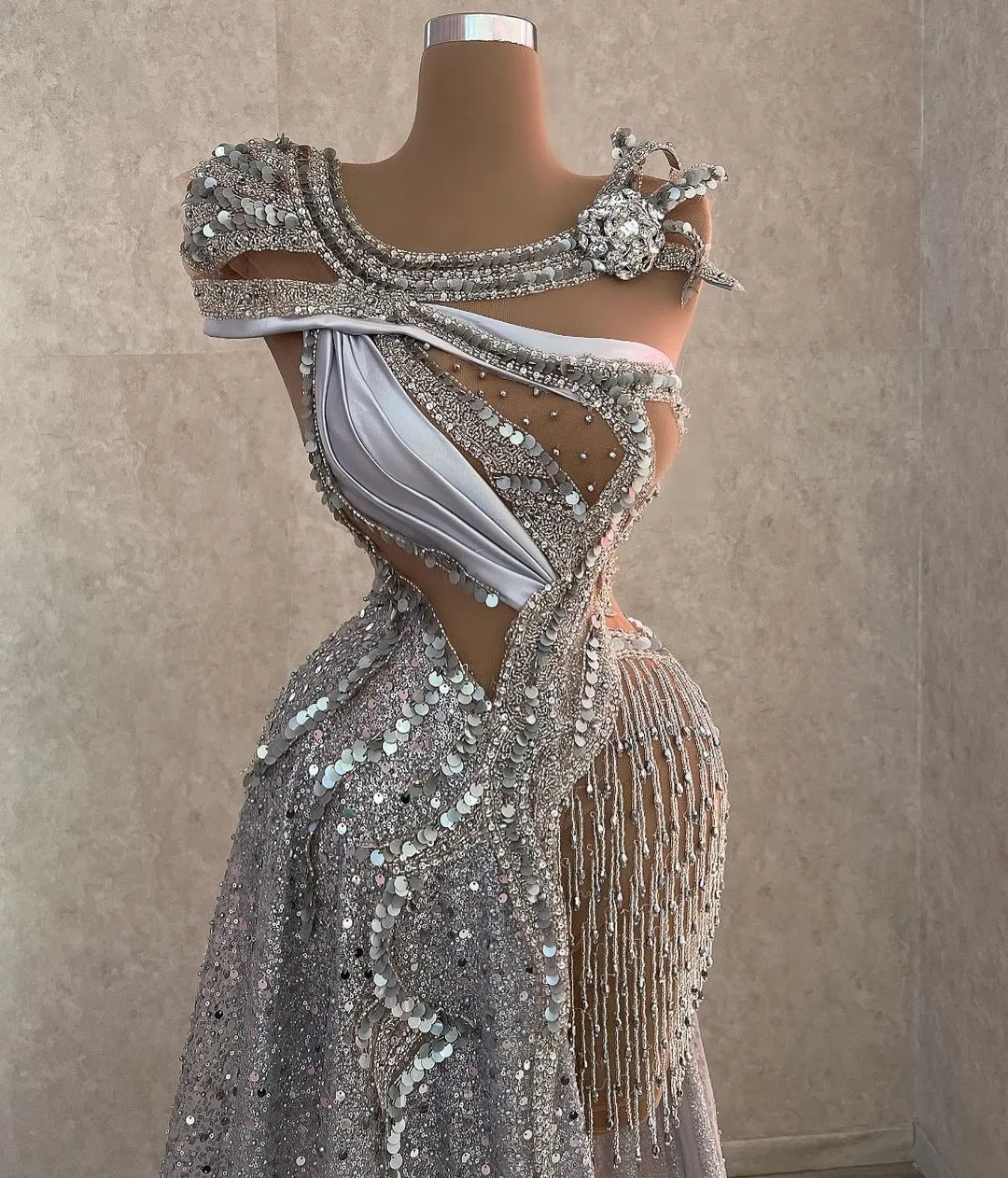 Arabic Arabic Aso Sparkly silver Sparkly prom dress with Beaded Crystals for Evening Formal Party, Second Reception, Birthday, and Engagement Arabic Arabic Aso Sparkly silver Sparkly prom dress with Beaded Crystals for Evening Formal Party, Second Reception, Birthday, and Engagement