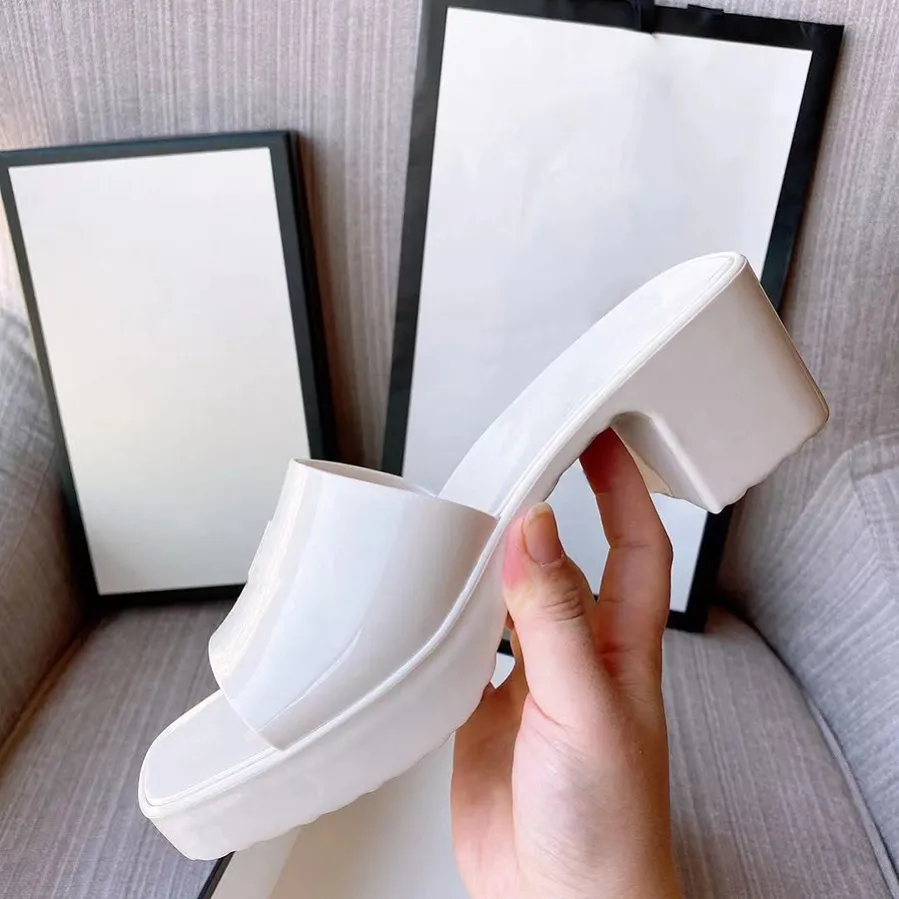 Klassiker Klackskor Damer skor Sandaler mode Strand Tofflor med tjock botten Alfabet dam Läder Högklackat skor utan låda By 1978 002