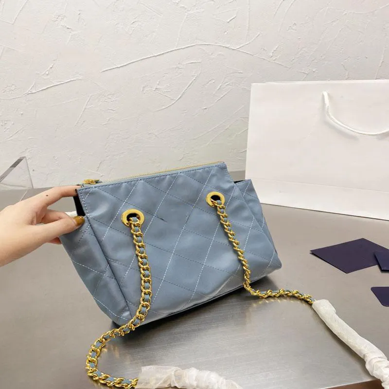 패션 크로스 바디 가방 여자 편지 인쇄 체인 가방 레이디 캐주얼 나일론 핸드백 세련된 어깨 가방 21 * 20cm 고급 가방