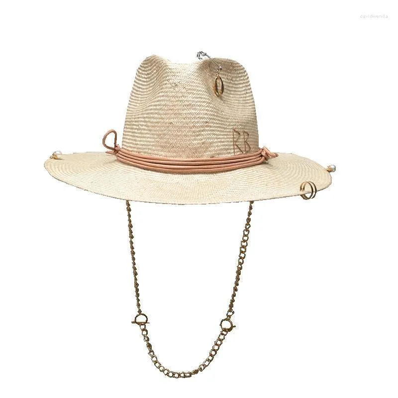 Breda randen hattar ankomst kvinnors stråhatt med kedja och stift på sommaren stranden av Seawide Davi22