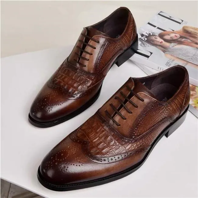 Luxo Qualidade Homens Dress Shoes Sapatos Respirável Oxford Sapatos Holes Cabe Willed Couro Brock Esculpida Europa Moda Lace-up Calçado UE 39-48