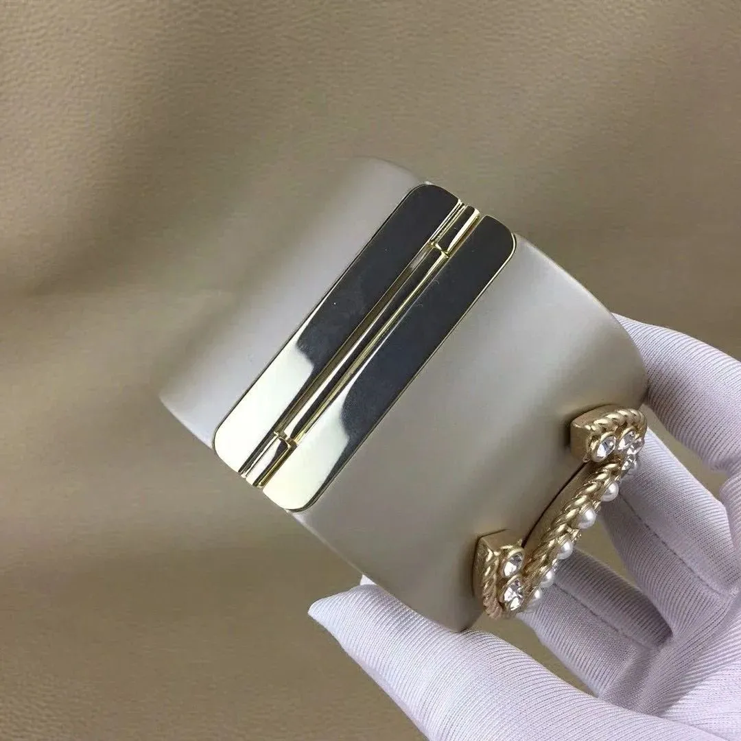 Винтажная мода новейшая популярная мода золота женские манжеты браслет, черная камелия жемчужина дизайн, панк смола и медь, прямо с завода