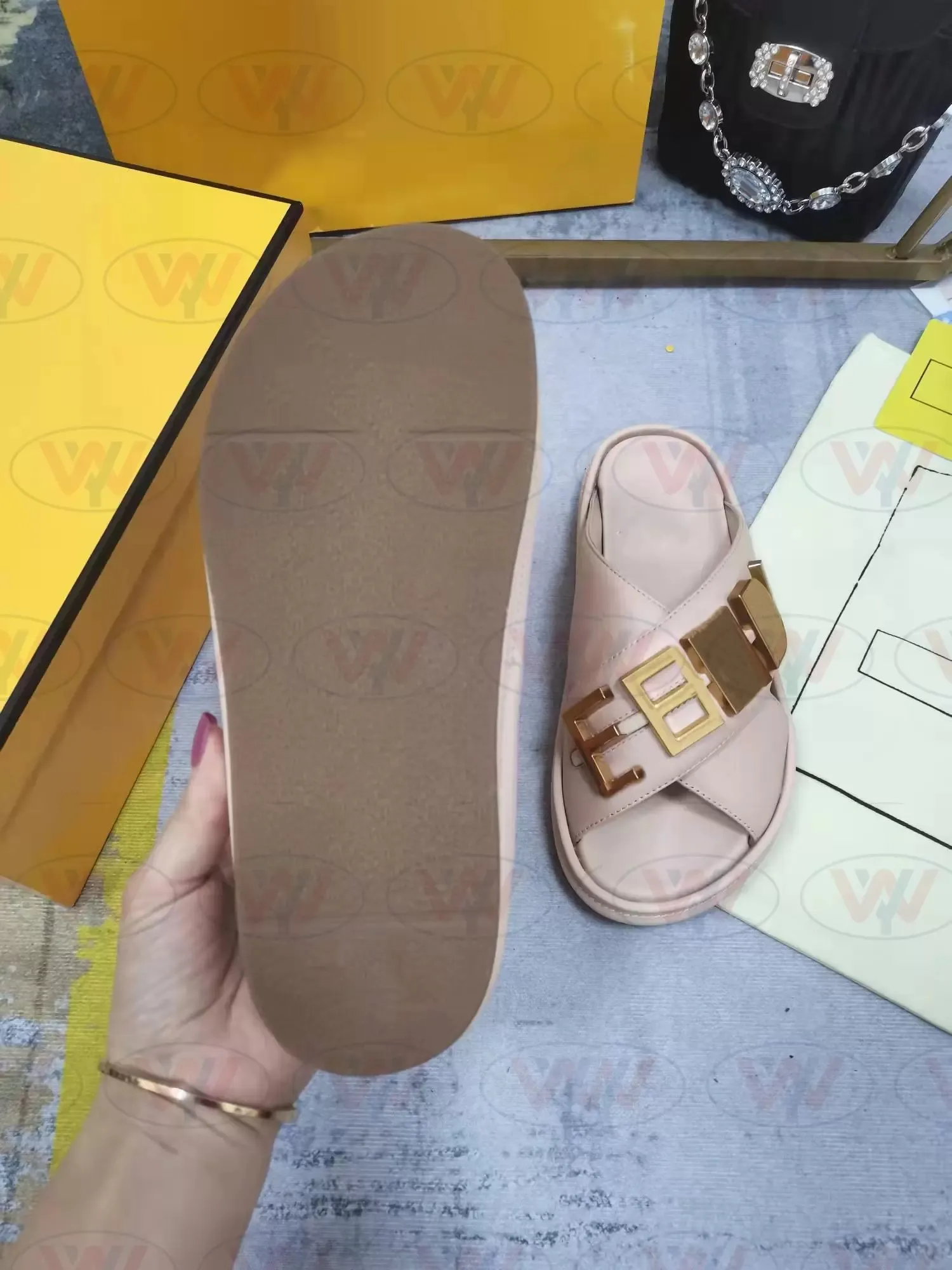 2022SS New Cross Summer Sandals Largura Listra Preto Branco Caqui Couro Chinelos Sandália Mulheres Moller Shoes Upper com Sapatos de Praia de Pista de Calço Seledado Tamanho42