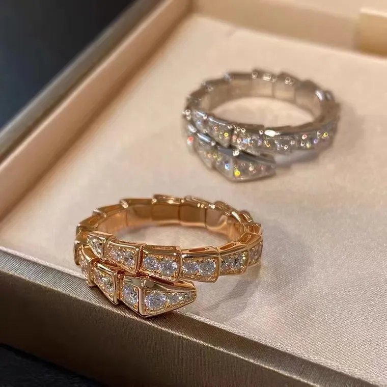 Erkek ve kadın için lüks bant halkaları üst düzey özel düzensiz yılan kemiği aktiviteleri Set Diamond Ring Sevgililer Günü Hediyeleri Üst mücevher aksesuarları