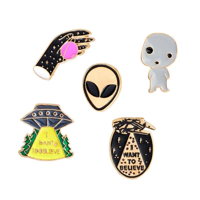 Pins Brooches High Quality Hand-held Alien Fashion Brooch Spaceship Badge Jewelry I WANT TO BELIEVE Good Friend Gift WholesalePins