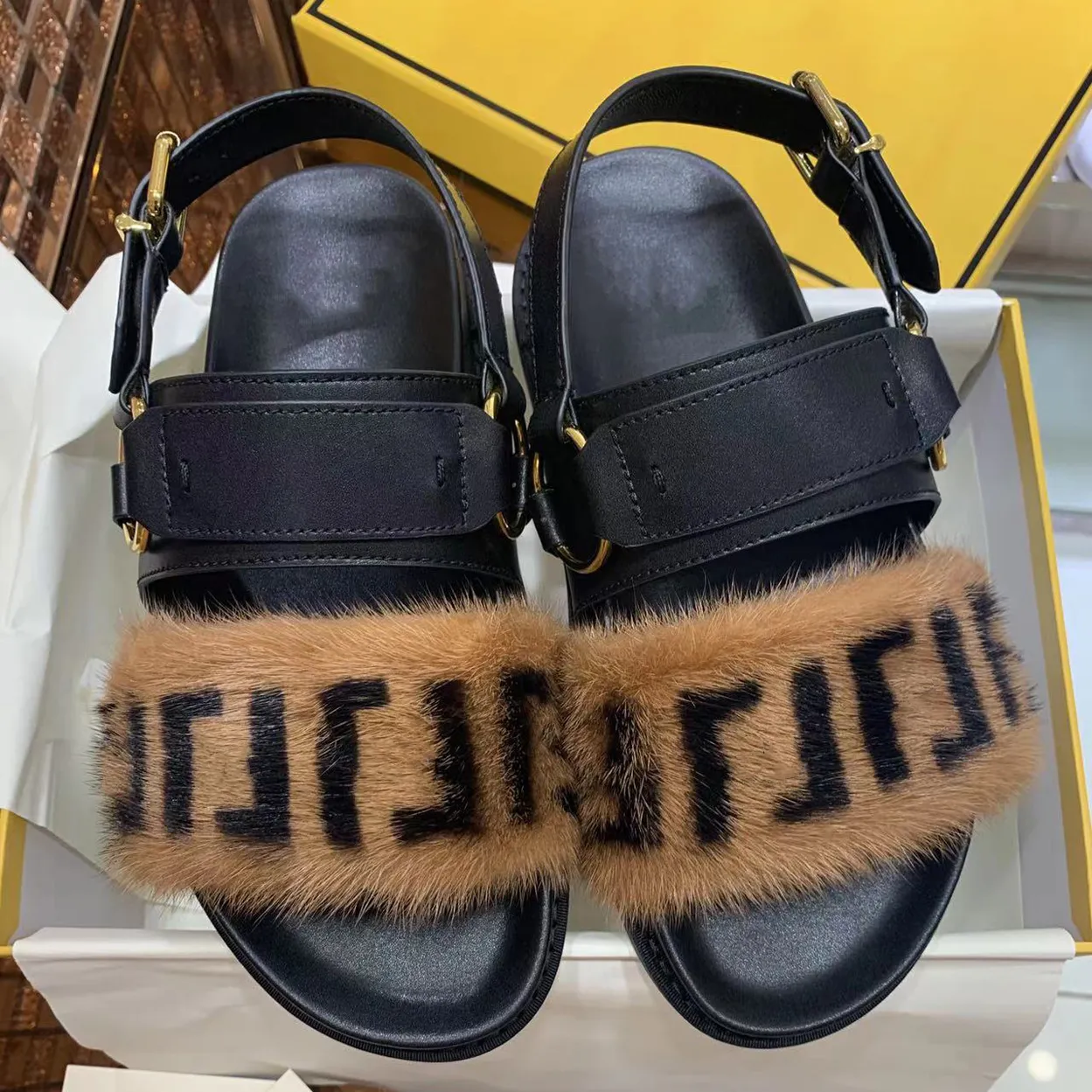 Designersandaler Dam romersk skostil Hög kvalitet Damskor Lyxiga Platta Skumlöpare Brun Mink Sandaler Låg klack Plattform Mode Ryggsling Slides 35-42