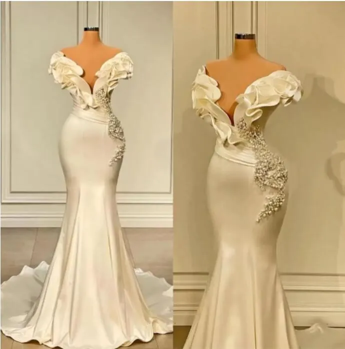 2022 Abiti da sposa eleganti a sirena in raso Abiti con spalle scoperte Increspature Lunghezza pavimento Fiori Perle di perline Occasioni nuziali lunghe Abiti formali BC10991 B0513