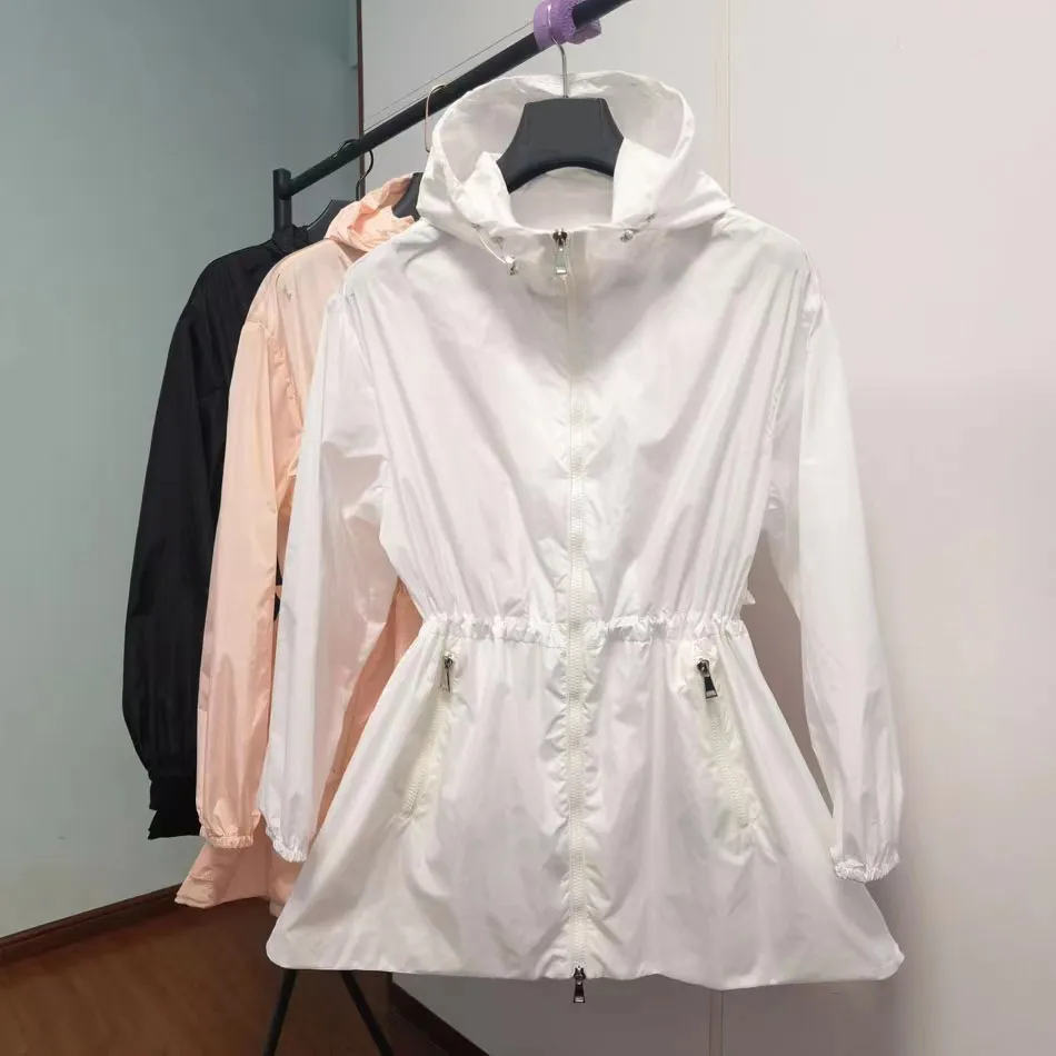 Mulheres Trench Coats Designer Marca Roupas de Proteção Solar Braçadeiras Bordadas Cordão Jaqueta Casual