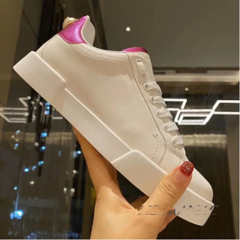 Zapatillas de deporte planas con hebilla de perlas para hombre y mujer, zapatos informales con cordones y punta redonda de cuero, zapatos de pasarela para toda la temporada mjyy00001