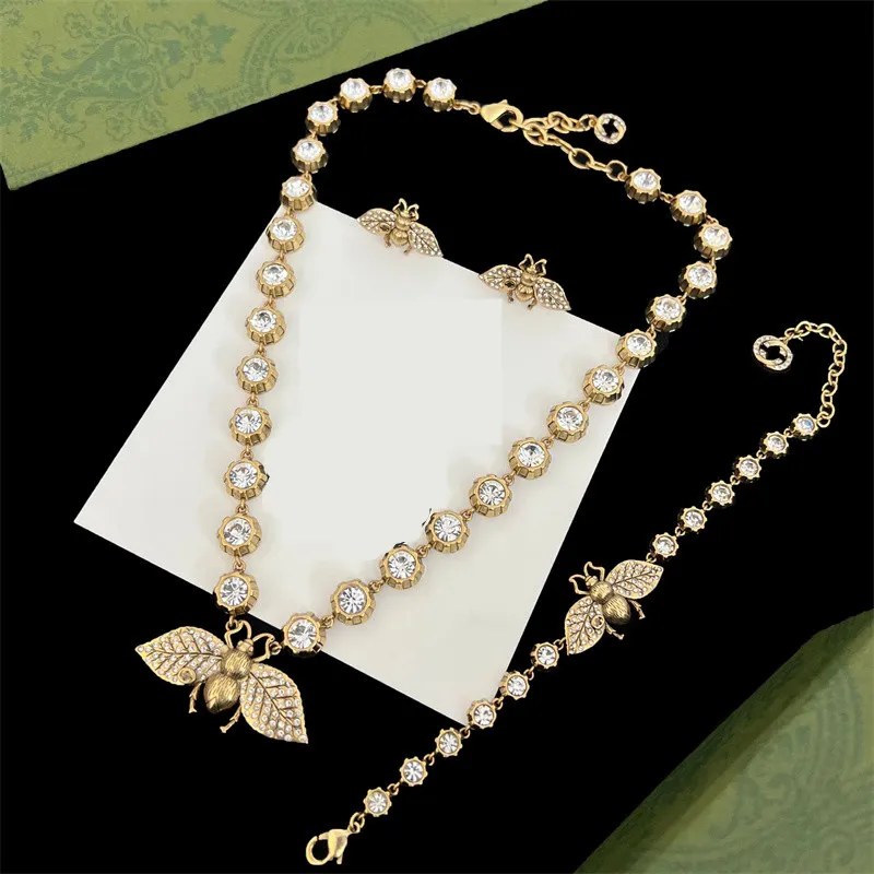 Yeni lüks klasik kolye kolye kadın tasarımcısı arı bilezik moda saplama küpe bileklik mücevherler arkadaşlar mücevherler doğum günü hediyeleri